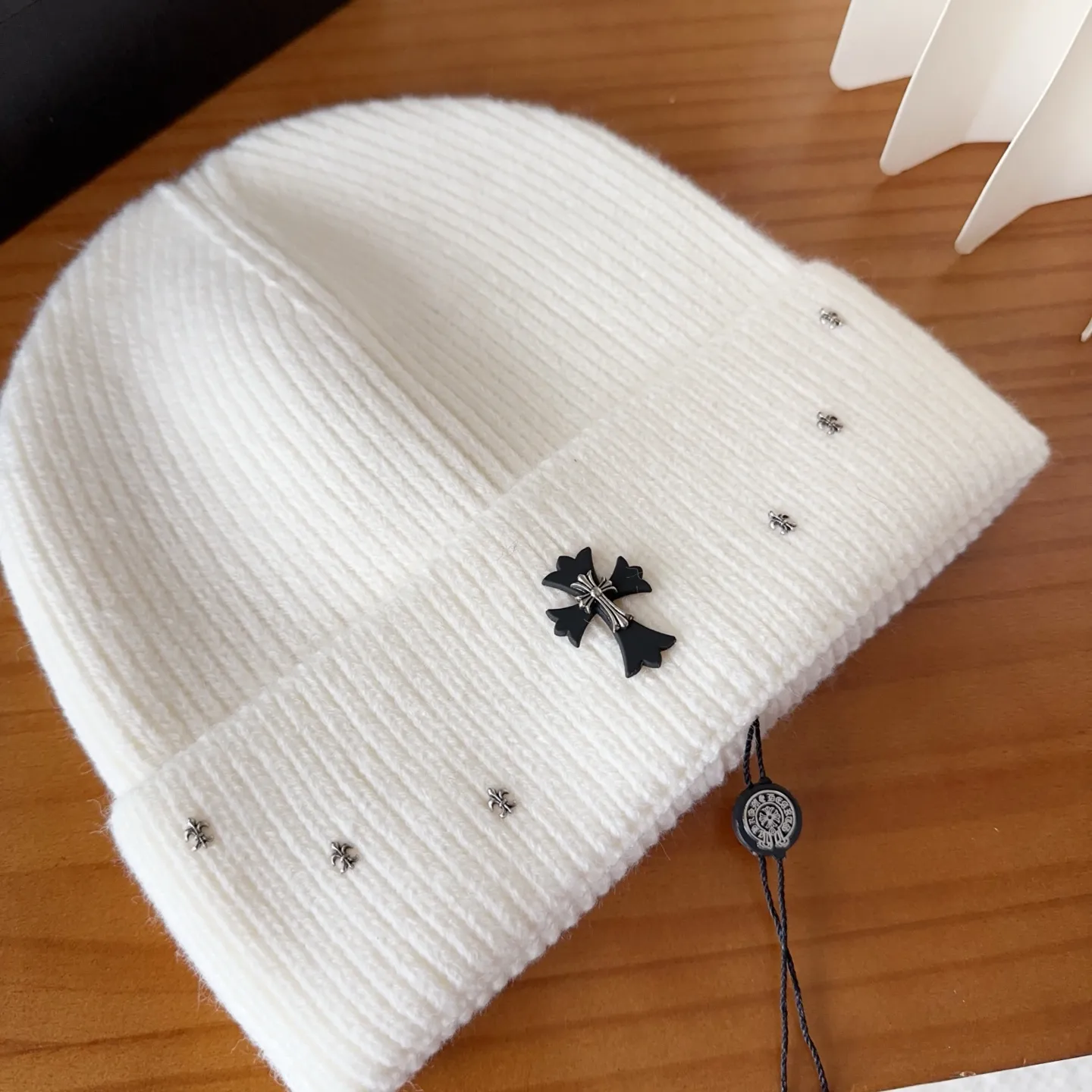 💰60 Crow Heart Autumn and Winter Wool Knitted Beanie This must be a favorite of minimalism. It is clean, neat, fashionable and versatile, and will definitely not be picky about your face shape! A fashionable classic that lasts forever! Fashionable black and white can be purchased together!